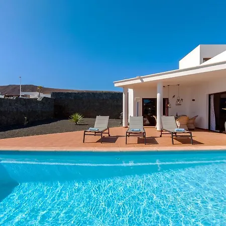 Remarkable 3-bed In Playa Blanca *